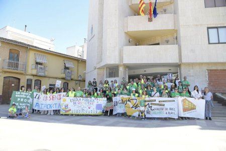 El profesorado de Paiporta se concentra para reclamar una educación pública con recursos y en valenciano