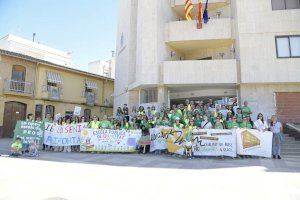 El profesorado de Paiporta se concentra para reclamar una educación pública con recursos y en valenciano