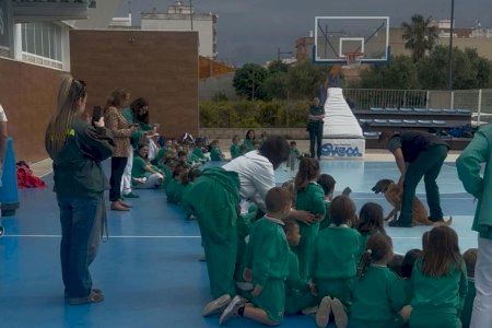 Escolares de Sueca participan en una actividad de la Guardia Civil sobre hábitos saludables y seguridad