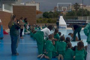 Escolares de Sueca participan en una actividad de la Guardia Civil sobre hábitos saludables y seguridad