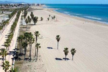 Burriana contrata a parados para tener las playas bien mantenidas este verano
