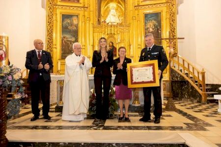La Policía Local de Gandía recibe la distinción de Hermano Mayor Honorífico por parte de la Hermandad del Silencio