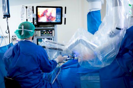 El robot Da Vinci mejora el tratamiento del cáncer de próstata en Valencia