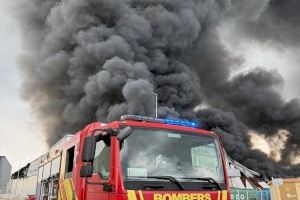 Un incendio en una empresa de tratamiento de almendras levanta una gran columna de humo en la Vall d'Alba - (foto 6)