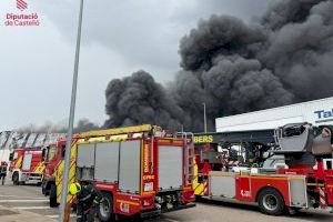 Un incendio en una empresa de tratamiento de almendras levanta una gran columna de humo en la Vall d'Alba - (foto 5)