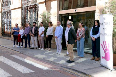 Silencio a las puertas de los edificios municipales de Sagunto por el presunto asesinato machista perpetrado en Madrid