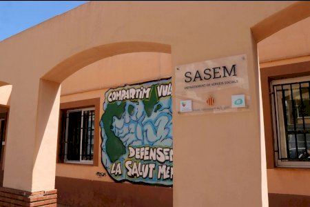 Ajardinar el cuidado es una actividad con la que Servicios Sociales fomenta la inclusión social en el centro Voramar de Puerto de Sagunto