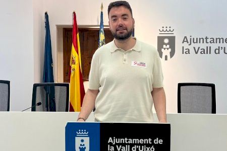 El consistorio se suma a las reivindicaciones de los docentes y denuncia el bloqueo de los proyectos educativos pendientes en la ciudad