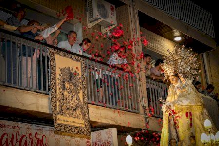 Torrent se vuelca con la Virgen de los Desamparados en un multitudinario y emotivo traslado hasta San Luis Bertrán