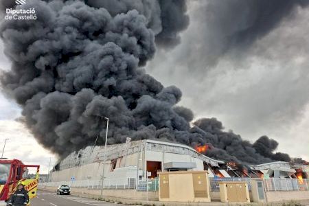 Un incendio en una empresa de tratamiento de almendras levanta una gran columna de humo en la Vall d'Alba
