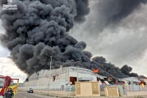 Un incendio en una empresa de tratamiento de almendras levanta una gran columna de humo en la Vall d'Alba