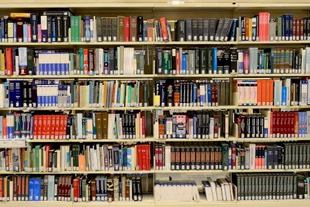 La Biblioteca Central de Gandia amplía su horario durante la época de exámenes