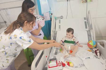 El Hospital General de Elche celebra el Día del Niño Hospitalizado con cartas, regalos y un concierto para sus pacientes pediátricos