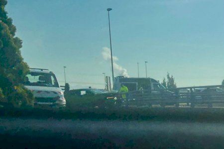 Un coche acaba contra el quitamiedos en la rotonda entre Vila-real y Almassora tras un accidente