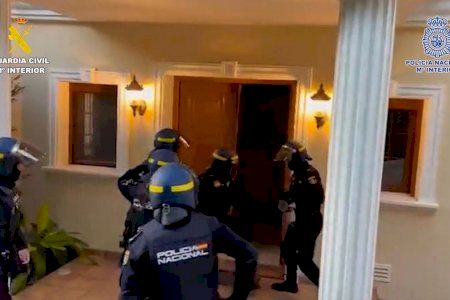 Cae en Alicante una red internacional que robaba coches de gama alta y los “resucitaba” con papeles de vehículos siniestrados Cae en Alicante una red internacional que robaba coches de gama alta y los “resucitaba” con papeles de vehículos siniestrados