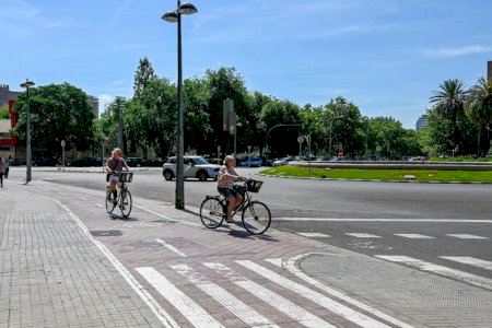 El carril bici de l'avinguda de la Plata baixarà de la vorera per a guanyar espai per al vianant i millorar la seguretat viària El carril bici de l'avinguda de la Plata baixarà de la vorera per a guanyar espai per al vianant i millorar la seguretat viària