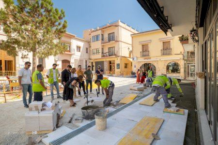 Las obras en la plaza Mayor de l’Alfàs afrontan su recta final con la pavimentación del Casco Histórico
