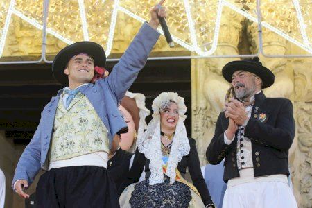 El cantante Funzo invita “a mantener vivas las tradiciones de las Hogueras” de Alicante