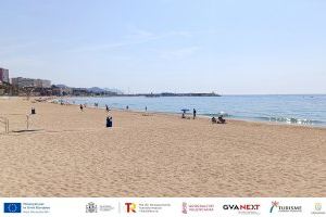Villajoyosa prepara nuevos caminos de madera para llegar mejor hasta la orilla este verano Villajoyosa prepara nuevos caminos de madera para llegar mejor hasta la orilla este verano