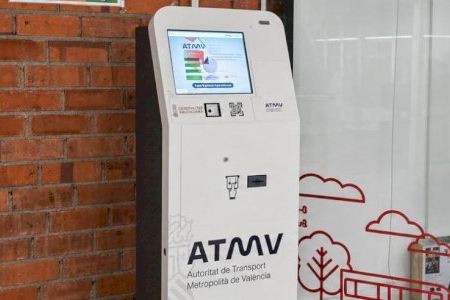 Metrovalencia permite recoger tarjetas personalizadas en segundos con una nueva máquina en Colón Metrovalencia permite recoger tarjetas personalizadas en segundos con una nueva máquina en Colón