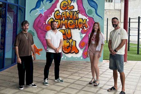 El Centro Juvenil estrena mural gracias a un programa de mecenazgo creado por la Facultad de Bellas Artes para los trabajos de fin de grado El Centro Juvenil estrena mural gracias a un programa de mecenazgo creado por la Facultad de Bellas Artes para los trabajos de fin de grado