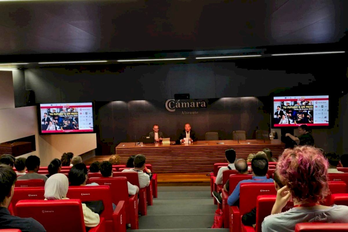 La Feria de Empleo Talento Joven reúne 20 empresas para mostrar nuevas oportunidades laborales a cerca de 150 jóvenes