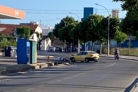 Un herido grave al colisionar una moto y un coche en Burriana Un herido grave al colisionar una moto y un coche en Burriana