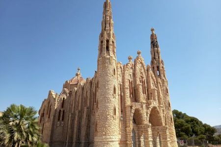 Graves grietas obligan a intervenir en la Sagrada Familia valenciana Graves grietas obligan a intervenir en la Sagrada Familia valenciana