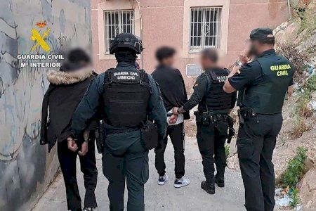 Fi a la fugida per a aquests dos joves: més de 3 anys fugits de la justícia i ara capturats en plena muntanya de Callosa de Segura Fi a la fugida per a aquests dos joves: més de 3 anys fugits de la justícia i ara capturats en plena muntanya de Callosa de Segura