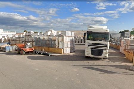 Un poble de Castelló preselecciona candidats per a 20 llocs de treball en una empresa ceràmica Un poble de Castelló preselecciona candidats per a 20 llocs de treball en una empresa ceràmica