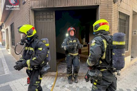 Dos niños evacuados al hospital tras ser rescatados por la azotea en un incendio en Burriana