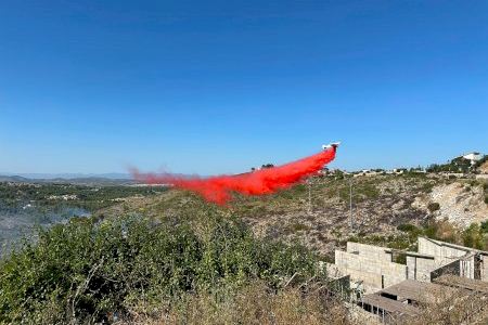 Amplio dispositivo para frenar un incendio en Calicanto (Torrent)
