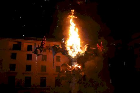 Alacant vibra amb la Nit de la Cremà de les Fogueres de 2026