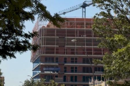 Paterna aprova una nova regulació urbanística per a augmentar l’oferta d’habitatge, frenar l’especulació i limitar els usos turístics Paterna aprova una nova regulació urbanística per a augmentar l’oferta d’habitatge, frenar l’especulació i limitar els usos turístics
