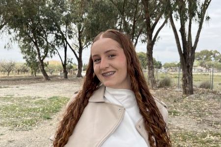 La imposición de bandas a reinas, damas y cargos festeros da inicio a las fiestas patronales de Torrellano Bajo en honor a San Pedro Apóstol
