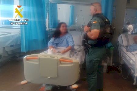La Guàrdia Civil auxilia una dona després de patir un ofegament a la platja de Torrevieja
