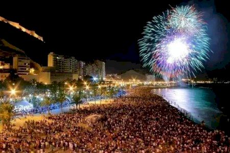 Els castells de focs artificials a El Postiguet posen des d’aquest dijous el colofó a unes Fogueres de rècord