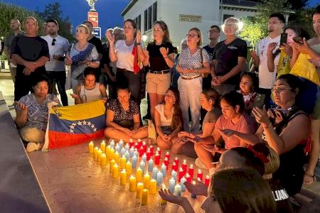 Paterna mostra la seua solidaritat amb el poble veneçolà en una emotiva vigília Paterna mostra la seua solidaritat amb el poble veneçolà en una emotiva vigília