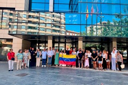 Almassora guarda un minut de silenci per les víctimes dels dos terratrémols a Veneçuela Almassora guarda un minut de silenci per les víctimes dels dos terratrémols a Veneçuela