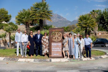 El Rotary Club Internacional de l'Alfàs del Pi instala un monumento conmemorativo y un Poste de la Paz