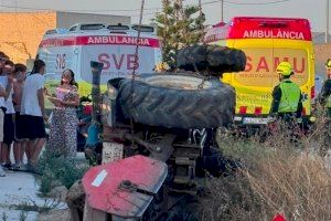 Atrapat baix d'un tractor després de bolcar en Callosa del Segura Atrapat baix d'un tractor després de bolcar en Callosa del Segura