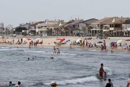 La localitat costanera valenciana que no para de créixer: el consultori de la platja es veu obligat a obrir els 365 dies de l'any