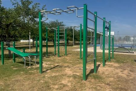 Almassora amplia l’oferta esportiva de la platja amb una zona multiusos i pistes renovades Almassora amplia l’oferta esportiva de la platja amb una zona multiusos i pistes renovades
