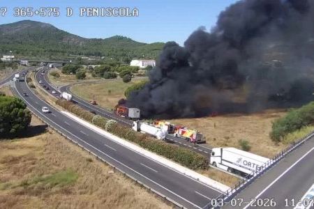 Alarma en la AP7 por dos incendios a la vez en Peñíscola: dos humaredas al arder un camión y un pinar Alarma en la AP7 por dos incendios a la vez en Peñíscola: dos humaredas al arder un camión y un pinar