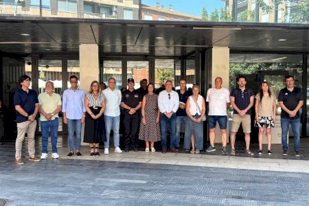Almassora guarda un minut de silenci per l’assassinat d’una dona i la seua filla a mans de la seua parella i pare a Alacant Almassora guarda un minut de silenci per l’assassinat d’una dona i la seua filla a mans de la seua parella i pare a Alacant