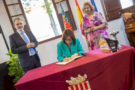 La ministra Diana Morant en su primera visita oficial a l’Alfàs firma en el libro de honor del Ayuntamiento