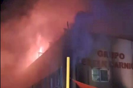 Un pavoroso incendio derriba una nave industrial en Santa Pola Un pavoroso incendio derriba una nave industrial en Santa Pola