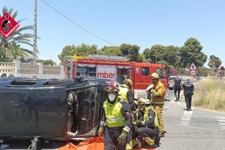 Cinc ferits en un accident entre dos cotxes a Mutxamel: un dels vehicles ha quedat bolcat Cinc ferits en un accident entre dos cotxes a Mutxamel: un dels vehicles ha quedat bolcat