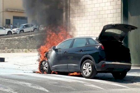 Una gran columna de humo alerta a Alboraia por el incendio de un coche Una gran columna de humo alerta a Alboraia por el incendio de un coche