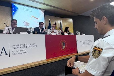 La UA y la Policía Nacional sitúan la protección de las víctimas vulnerables en el centro de la formación jurídica y policial La UA y la Policía Nacional sitúan la protección de las víctimas vulnerables en el centro de la formación jurídica y policial